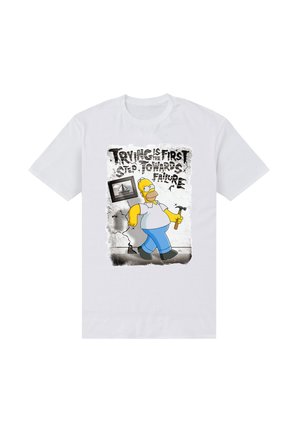 Hvid T-shirt med grafik af en tegneseriefigur med en hammer, omgivet af tekst og en stiliseret baggrund med grå accenter.