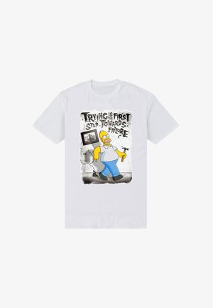 Hvid T-shirt med grafik af en tegneseriefigur med en hammer, omgivet af tekst og en stiliseret baggrund med grå accenter.
