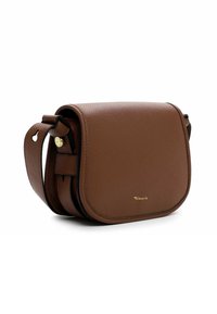 Brązowa skórzana torebka crossbody z zaokrąglonym klapkiem, złotymi akcentami i teksturowaną powierzchnią. Regulowany pasek dla wszechstronności noszenia.