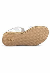 Sandales blanches avec une semelle en liège texturée, dotées d'un design à large bande. Le dessous présente le logo "Gabor" et une surface de grip à motifs.