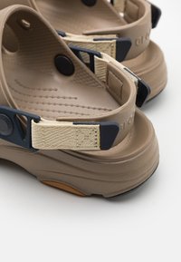 Crocs Páskové sandály  - khaki/multi-coloured