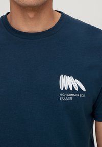 s.Oliver MIT FRONTPRINT - T-shirt z nadrukiem