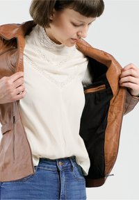 NO N4ME Lederjacke - cognac braun