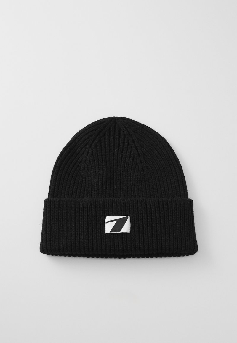 Crna pletena kapa s rebrastom teksturom, s preklopljenim rubom i bijelom etiketom s crnim brojem 7 naprijed.