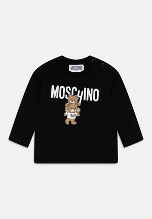 Schwarzes Langarm-Toddler-Shirt mit weißem MOSCHINO-Schriftzug und zwei braunen Teddybären auf der Vorderseite, von denen einer ein weißes "TOY"-Shirt trägt.