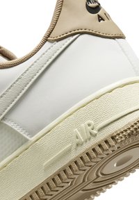 Nike Sportswear AIR FORCE - Sportcipő - summit white khaki coconut milk summit white