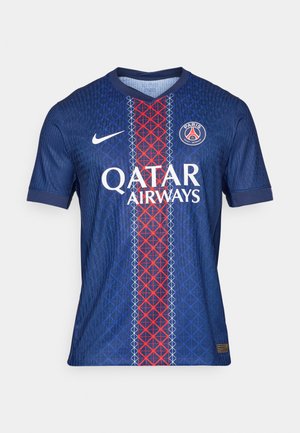 Blauwe voetbalshirt met een geometrisch patroon. Heeft een rood en wit verticale streep, het Nike-logo en "Qatar Airways" branding op de voorkant.