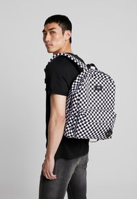 Vans MN OLD SKOOL III BACKPACK - Mochila - black/white