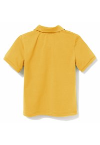 Żółta krótkosleeve koszulka polo położona płasko, pokazująca tył z złożonym kołnierzykiem i wykończonymi rękawami na białym tle.