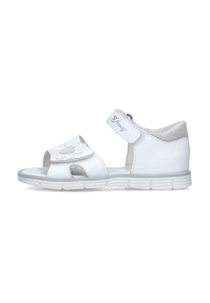 Sandalino bianco per bambini con fascia regolabile in Velcro, dettaglio floreale decorativo, design con punta aperta e suola bianca texturizzata.