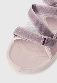 Ροζ σανδάλι με φαρδιές υφασμάτινες λουρίδες με υφή, αναπαυτικό πάτο και ευέλικτη λάστιχη σόλα με σχεδιασμένη επιφάνει α.