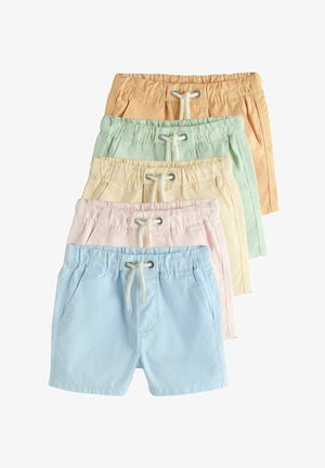 Cinco pares de pantalones cortos para niños pequeños en colores pastel: azul, rosa, crema, verde menta y durazno, con cinturas elásticas y cordones blancos, apilados verticalmente.