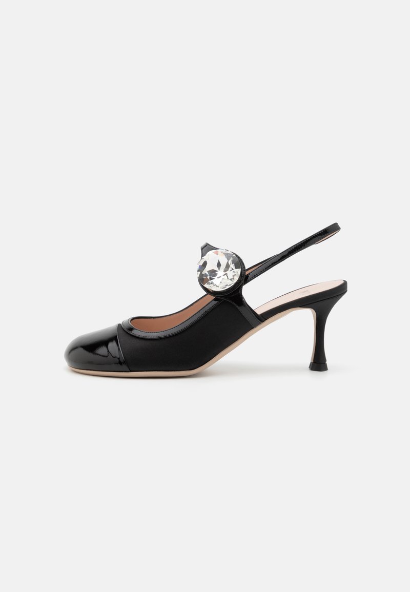 Črne slingback čevlje z lakiranim kapo na prstih, satensko telo in okrogli kristalni dodatek na naramnicah; 7,5 cm peto.