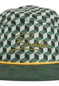 Cappello con un motivo geometrico a cubo in verde e azzurro chiaro, con logo "Blackskies" ricamato in oro e un accento intrecciato giallo lungo il bordo.