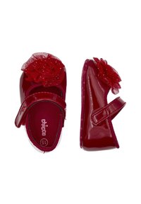 Zapatos para toddler de charol rojo con una correa de velcro, que presentan un acento de flor de tul en la punta y un forro de tela suave. Suela plana.