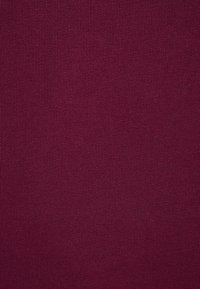 Tessuto di cotone bordeaux, texture liscia, leggero, con un motivo a righe; colore uniforme senza abbellimenti o dettagli visivi.