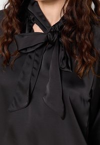 Cream Camicetta - black