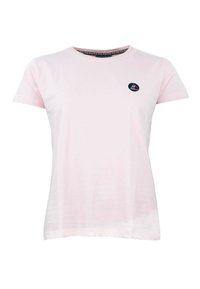 Lyserød bomulds t-shirt med korte ærmer, rund hals og et lille broderet sort og blåt logo på venstre side. Glat tekstur.