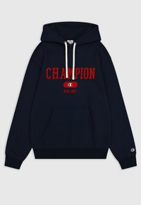 Felpa con cappuccio blu navy che presenta la parola "CHAMPION" in rosso sul petto, con una tasca frontale e cordini crema.