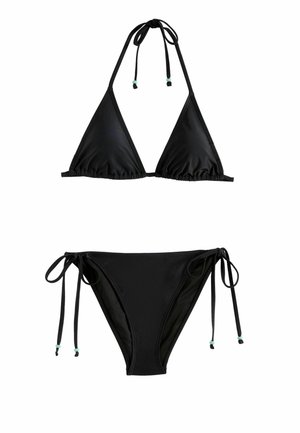 Bikini deux pièces noir avec un haut triangle à nouer autour du cou et un bas à nouer sur les côtés, avec de petits accents de perles turquoise sur les cordons.