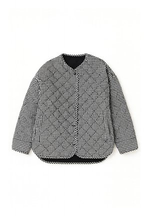 Kurtka pikowana w czarno-białą kratę, z okrągłym dekoltem, zapięciem na guziki i kontrastującym czarnym wnętrzem.