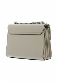 Sac à main en cuir beige avec fermeture à rabat, anse épaule en chaîne argentée et design structuré. Présente des accents cousus et un profil élégant.