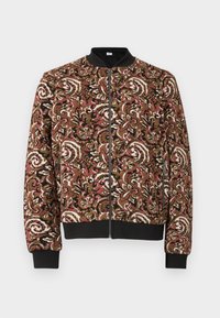 Textured bomberjack met een kleurrijk bloemenpatroon in tinten van rood, bruin en wit; zwarte geribbelde boorden en zoom, met een rits aan de voorkant.