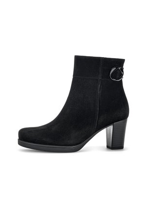 Bottines en suède noir avec un bout arrondi, une couture à l'avant, une boucle décorative et un talon épais. Texture lisse avec une finition mate.
