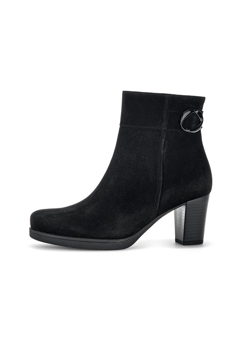 Bottines en suède noir avec un bout arrondi, une couture à l'avant, une boucle décorative et un talon épais. Texture lisse avec une finition mate.
