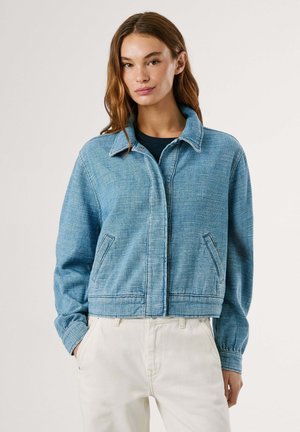 Lichtblauwe denimjas met een kraag, voorzakken en elastische manchetten. Getextureerde stof en cropped ontwerp.