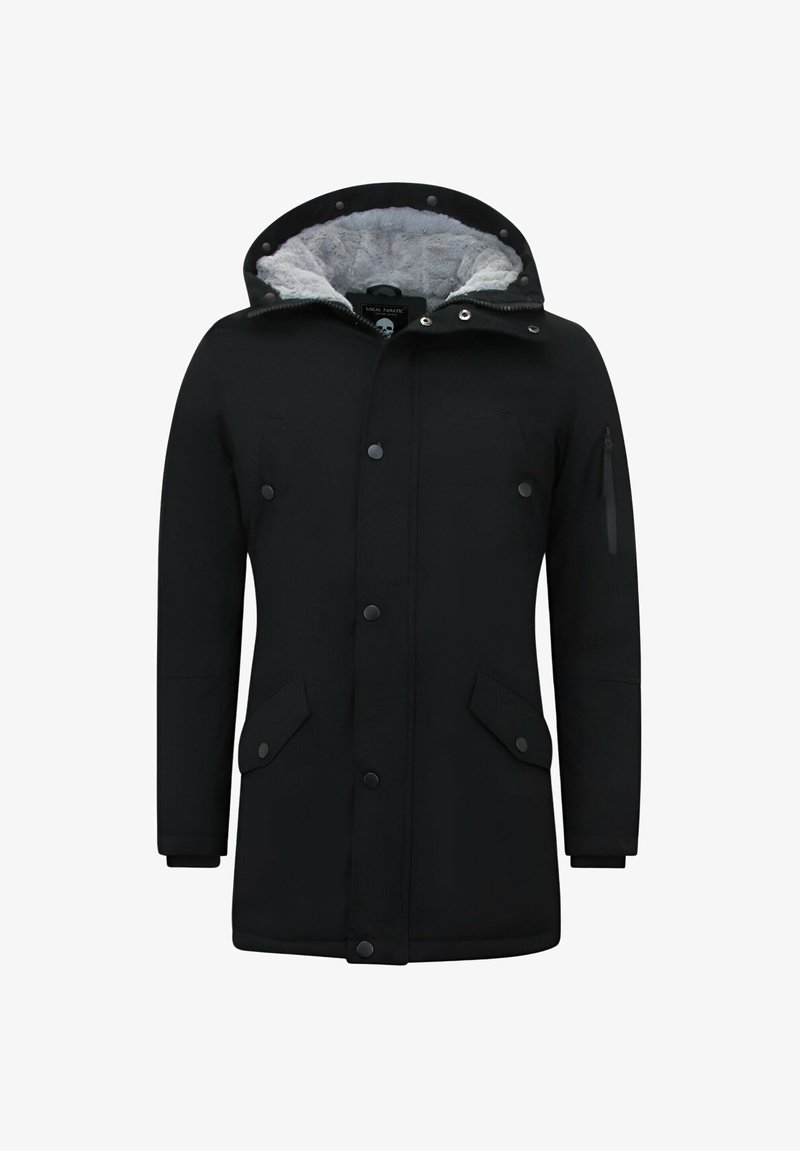 Zwarte geïsoleerde parka met knopen aan de voorkant, klepzakken, ritssluiting op de mouwzak en grijze fleece gevoerde capuchon, ontworpen voor koud weer.