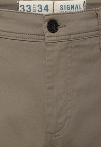 Graue Baumwollhose mit glatter Textur, ausgestattet mit einer Vordertasche und einem schwarzen Knopfverschluss. Das Etikett zeigt die Größe "33 34", Marke "SIGNAL."