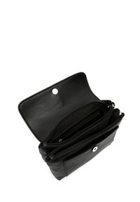 Sac en cuir noir avec fermeture éclair et plusieurs compartiments. Il dispose d'un bouton-pression en argent et d'une texture lisse.