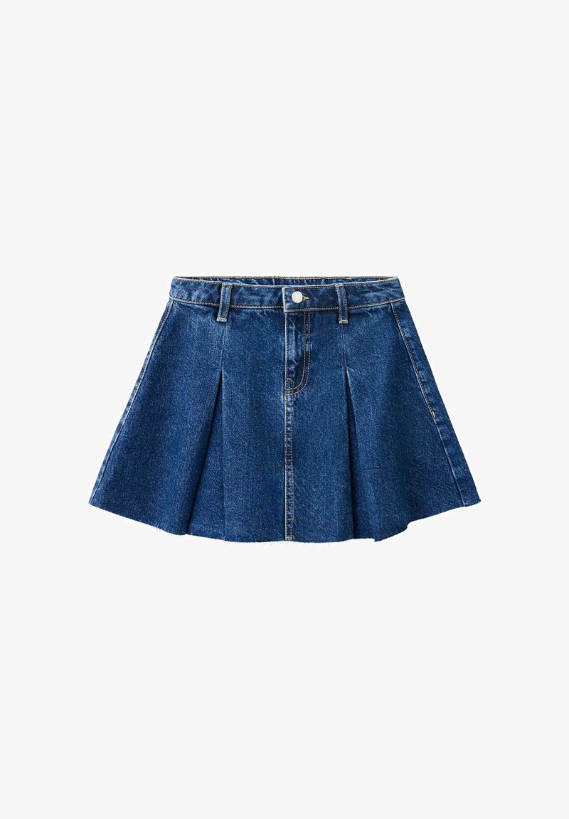 Jupe plissée en denim bleu avec passants pour ceinture, bouton devant et fermeture éclair, présentée sur fond blanc.