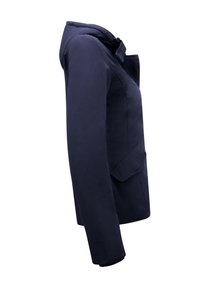 Navyblauw jack met een hoge kraag, knoopsluiting en zijzak. Gemaakt van glad materiaal met een getailleerde, gestructureerde pasvorm en mouwen van volledige lengte.