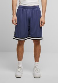 Shorts de sport bleu marine avec un ourlet à rayures noir et blanc, en tissu léger, ceinture élastique et un petit patch logo sur le côté.