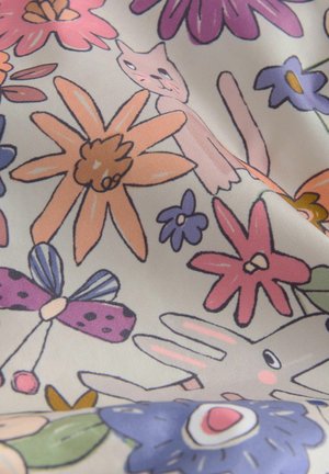 Kangas, jossa on pastellinvärinen kukkakuvio, jossa on oransseja, violetteja ja vaaleanpunaisia kukkia, vaaleanpunainen kissa, harmaa kani ja violetti täplikkä perhonen.