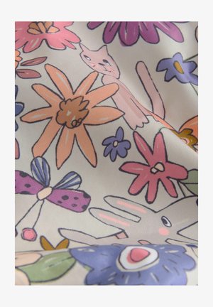 Tkanina s pastelno cvetlično vzorcem, ki prikazuje oranžne, vijolične in rožnate rože, rožnato mačko, sivega zajca in vijoličnega metulja s pikami.