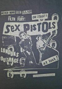 Sort t-shirt med hvid grafisk tryk af bandet "Sex Pistols," med fed tekst og billeder af bandmedlemmerne mod en tekstureret baggrund.