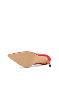 Decolté in vernice rossa con tacco a stiletto e punta affilata, soletta color nude. Presenta una texture liscia e un sottile accentuato di tacco nero.