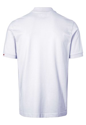 Hvid kortærmet polo-shirt vist bagfra med ribkant omkring krave og ærmegab på hvid baggrund.