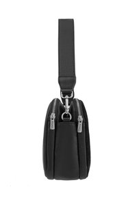 Bolso de piel negra con acabado texturizado, doble cremallera y correa acolchada. Forma compacta con detalles en metal plateado.