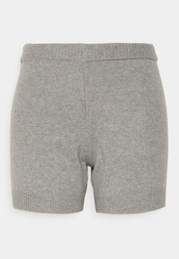 Shorts en maille grise avec une taille côtelée, présentant une texture douce et un design simple et sans ornements.