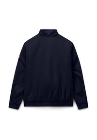 Tmavě modrá bomber bunda s elastickými manžetami a lemem, stojáčkovým límcem a malou kruhovou nášivkou na horní levé rukávě.