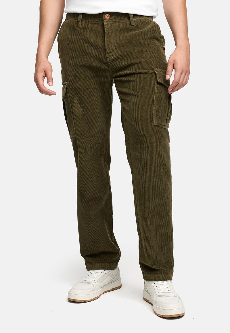Olivenfarge corduroy cargo bukser med avslappet passform, som har store sidelommer og knappefeste i midjen. Glatt tekstur.