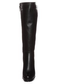 Botas negras de cuero hasta por encima de la rodilla con un acabado liso, una fina correa en el tobillo y una puntera redondeada, con una suela baja y texturizada.