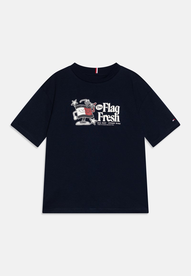 Ναυτικό μπλε βαμβακερό μπλουζάκι με κοντά μανίκια, που διαθέτει γραφικό σχέδιο ενός χαρακτήρα που κρατά μια κόκκινη σημαία και αστέρια.