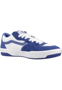 Zapatillas de ante azul con acentos blancos, diseño con cordones, cuello acolchado, parte superior texturizada y suela de goma con costuras detalladas.
