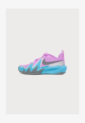 Chaussure de sport basse avec tige en mesh rose, semelle intermédiaire bleue en zigzag, semelle grise et logo Nike noir sur le côté.