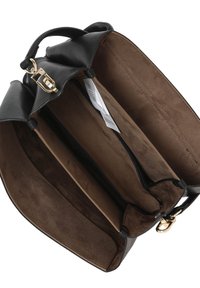 Borsa a tracolla in pelle nera con dettagli in oro, dotata di un ampio interno in suede beige e due scomparti. Dettagli con chiusura a zip e magnetica visibili.